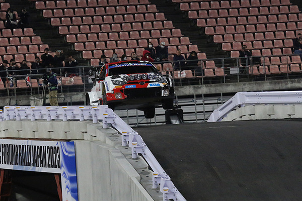 WRC「ラリージャパン」豊田スタジアム初の特設コースをラリーカーが激走！写真で見るジャンプ/ドリフト/熱戦の迫力