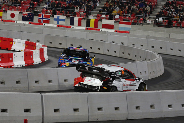 WRC「ラリージャパン」豊田スタジアム初の特設コースをラリーカーが激走！写真で見るジャンプ/ドリフト/熱戦の迫力