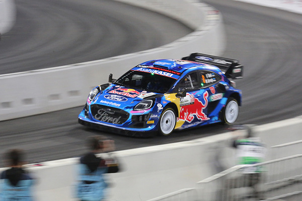 WRC「ラリージャパン」豊田スタジアム初の特設コースをラリーカーが激走！写真で見るジャンプ/ドリフト/熱戦の迫力