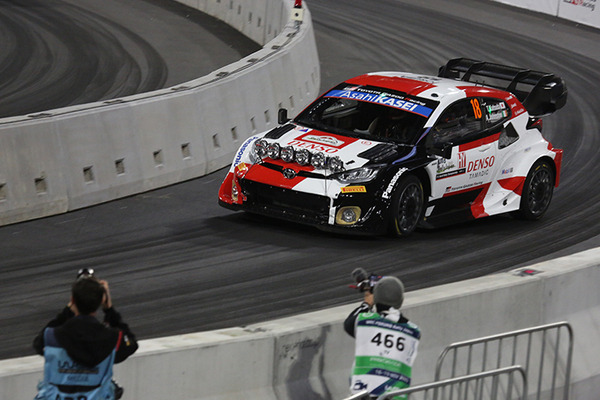 WRC「ラリージャパン」豊田スタジアム初の特設コースをラリーカーが激走！写真で見るジャンプ/ドリフト/熱戦の迫力