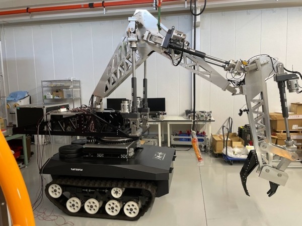 複数の大型ロボット重機による協調作業の実演展示を実施　人機一体が「2023国際ロボット展」に出展