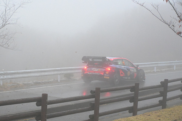 WRC「ラリージャパン」公道区間の初日は悪天候で波乱【SS別トップタイムドライバ一覧】勝田は痛恨のクラッシュ＆復帰！【速報】復帰後トップタイム連発