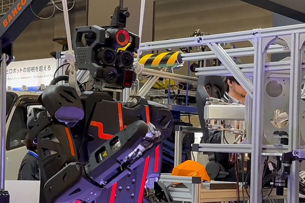 人機一体がヒューマノイド「零一式カレイド」のデモを公開　川崎重工のカレイドをベースに力制御技術を搭載した遠隔操作ロボット