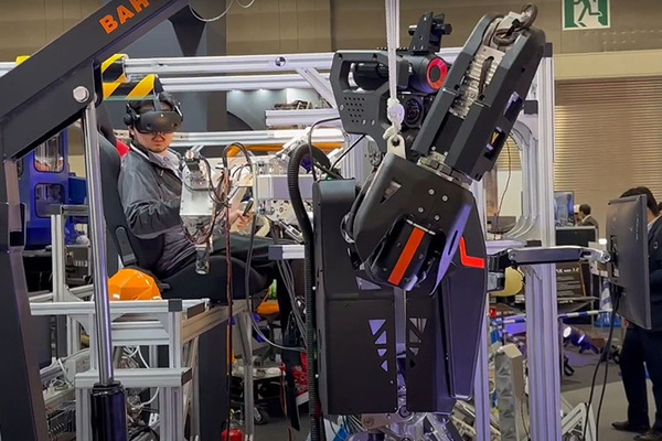 人機一体がヒューマノイド「零一式カレイド」のデモを公開　川崎重工のカレイドをベースに力制御技術を搭載した遠隔操作ロボット