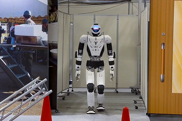 川崎重工のヒューマノイド新型「カレイド」が災害避難所で人と協働で活躍するデモを公開　段差を歩行、物資を運ぶ安定性が向上