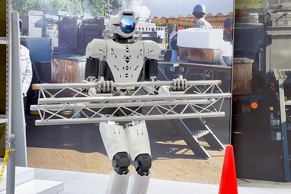 川崎重工のヒューマノイド新型「カレイド」が災害避難所で人と協働で活躍するデモを公開　段差を歩行、物資を運ぶ安定性が向上