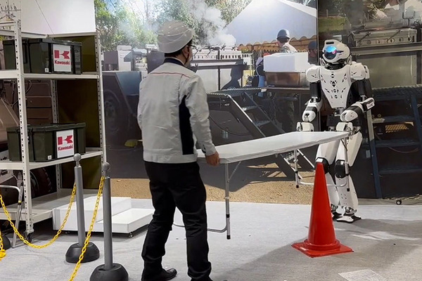 川崎重工のヒューマノイド新型「カレイド」が災害避難所で人と協働で活躍するデモを公開　段差を歩行、物資を運ぶ安定性が向上