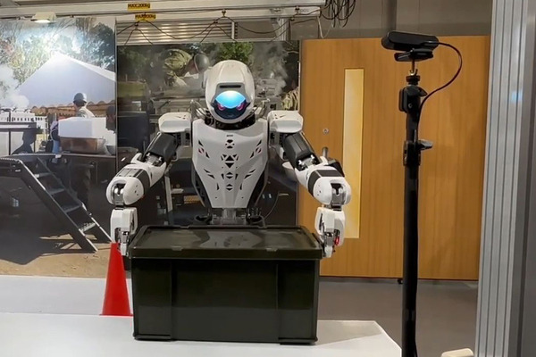 川崎重工のヒューマノイド新型「カレイド」が災害避難所で人と協働で活躍するデモを公開　段差を歩行、物資を運ぶ安定性が向上