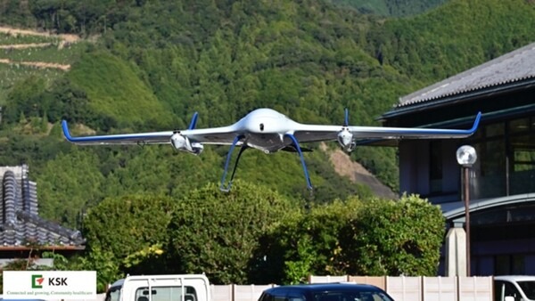 ドローンと配送ロボットで医薬品配送の実証実験　NTTコムや和歌山県らが、大規模災害発生時のラストワンマイル運搬を検証