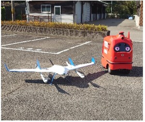 ドローンと配送ロボットで医薬品配送の実証実験　NTTコムや和歌山県らが、大規模災害発生時のラストワンマイル運搬を検証