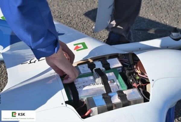ドローンと配送ロボットで医薬品配送の実証実験　NTTコムや和歌山県らが、大規模災害発生時のラストワンマイル運搬を検証