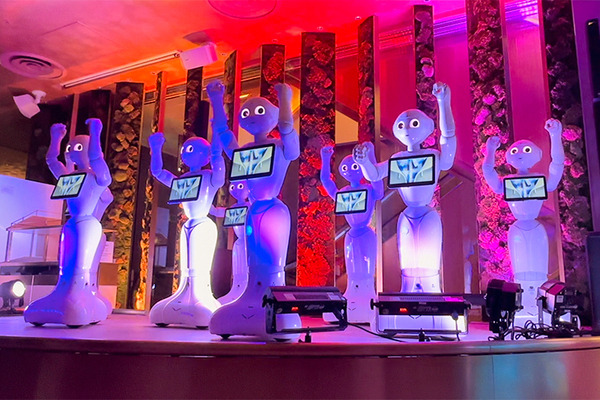 夜は「クラブ・ザ・ペッパー」に変身！ロボット、和食、DJ、音楽、ダンスが融合したエンタメ空間がオープン