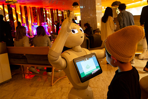 夜は「クラブ・ザ・ペッパー」に変身！ロボット、和食、DJ、音楽、ダンスが融合したエンタメ空間がオープン