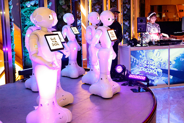 夜は「クラブ・ザ・ペッパー」に変身！ロボット、和食、DJ、音楽、ダンスが融合したエンタメ空間がオープン