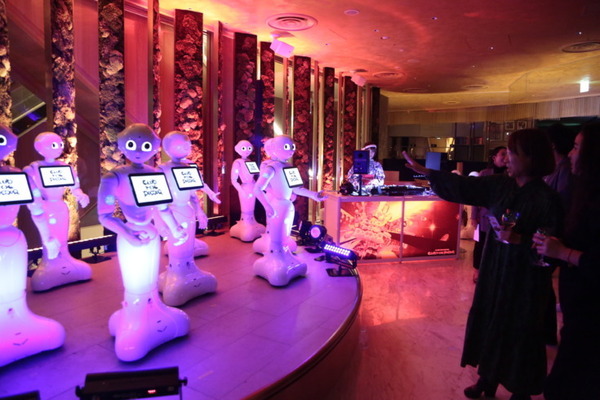 夜は「クラブ・ザ・ペッパー」に変身！ロボット、和食、DJ、音楽、ダンスが融合したエンタメ空間がオープン