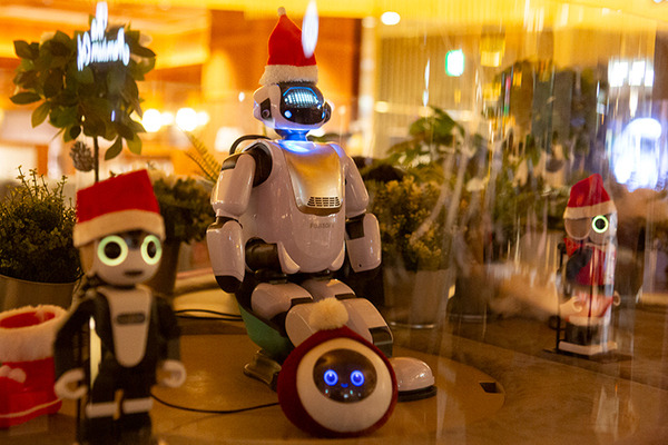 夜は「クラブ・ザ・ペッパー」に変身！ロボット、和食、DJ、音楽、ダンスが融合したエンタメ空間がオープン