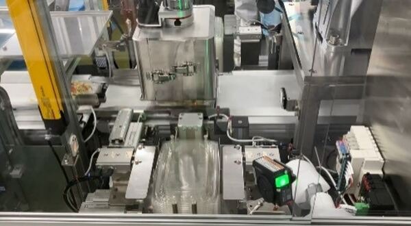 キユーピーと安川電機が難易度が高い「惣菜用ふた閉め」ロボットを共同開発　キユーピーグループの惣菜工場で実運用