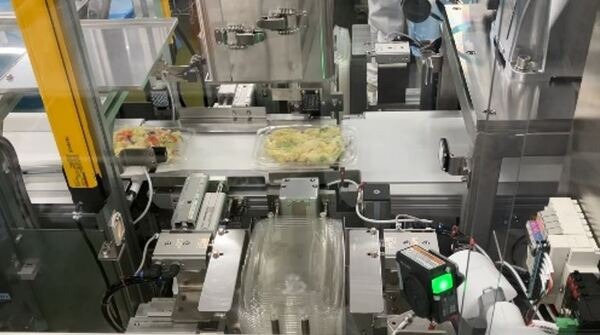 キユーピーと安川電機が難易度が高い「惣菜用ふた閉め」ロボットを共同開発　キユーピーグループの惣菜工場で実運用