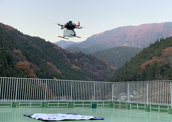 【日本初】JAL/KDDI/JR東日本等6社、ドローンのレベル4飛行で医薬品を輸送する実証を実施　ドローン物流の早期社会実装を目指す