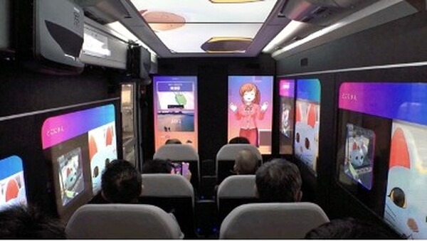 【公道初】移動型エンタメ体験システム「MOOX-RIDE」搭載のバスが試験走行を実施　ABALとトヨタ紡織が共同開発