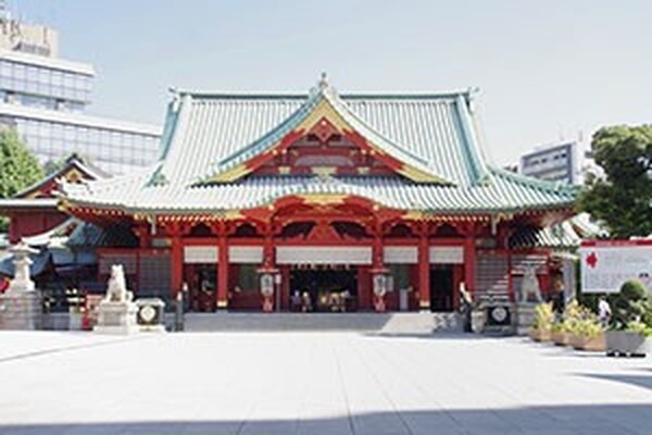 神田明神の年末の煤納めを10台のルンバがお手伝い　上で払って床に落ちた煤をロボット掃除機が吸引する連携作業