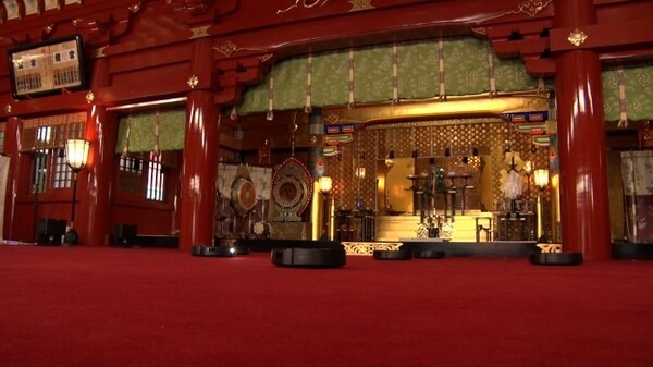 神田明神の年末の煤納めを10台のルンバがお手伝い　上で払って床に落ちた煤をロボット掃除機が吸引する連携作業