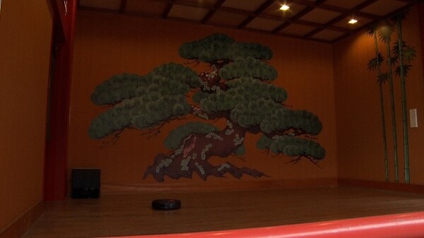 神田明神の年末の煤納めを10台のルンバがお手伝い　上で払って床に落ちた煤をロボット掃除機が吸引する連携作業