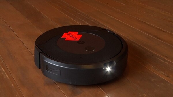 神田明神の年末の煤納めを10台のルンバがお手伝い　上で払って床に落ちた煤をロボット掃除機が吸引する連携作業