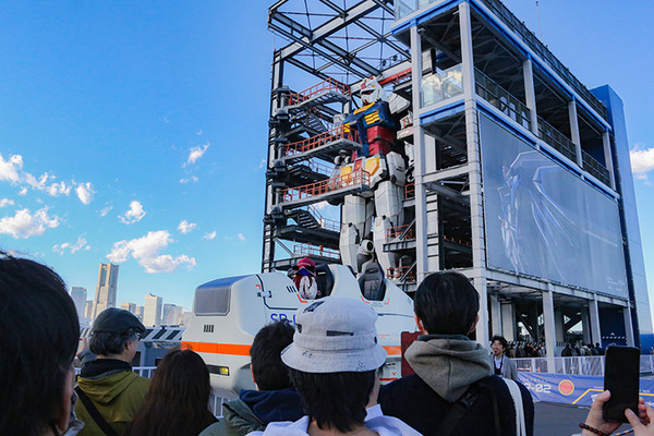搭乗型ロボット「アーカックス」が走行デモを初披露、４足歩行ライド「SR-02」に「ねこずきん」搭乗！動くガンダムGFY横浜に大集結の日