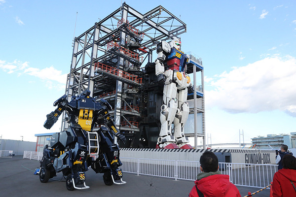 搭乗型ロボット「アーカックス」が走行デモを初披露、４足歩行ライド「SR-02」に「ねこずきん」搭乗！動くガンダムGFY横浜に大集結の日