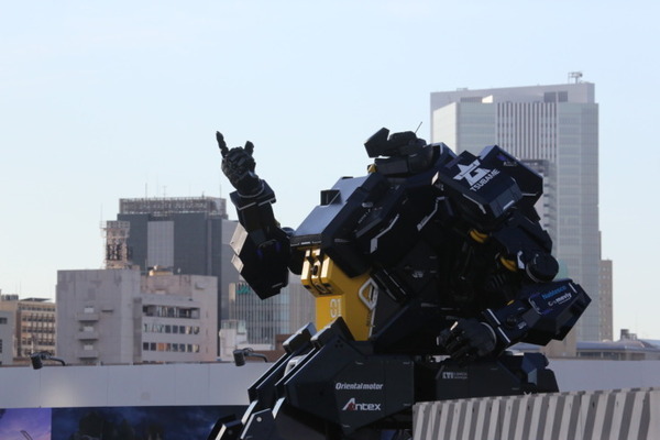 搭乗型ロボット「アーカックス」が走行デモを初披露、４足歩行ライド「SR-02」に「ねこずきん」搭乗！動くガンダムGFY横浜に大集結の日