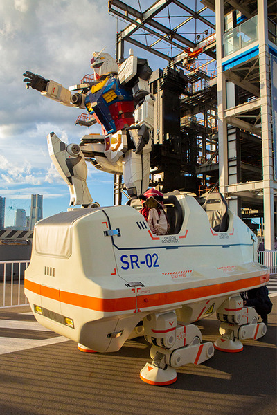 搭乗型ロボット「アーカックス」が走行デモを初披露、４足歩行ライド「SR-02」に「ねこずきん」搭乗！動くガンダムGFY横浜に大集結の日