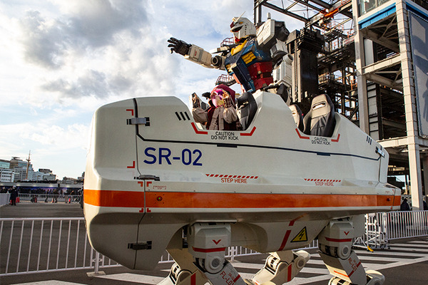 搭乗型ロボット「アーカックス」が走行デモを初披露、４足歩行ライド「SR-02」に「ねこずきん」搭乗！動くガンダムGFY横浜に大集結の日