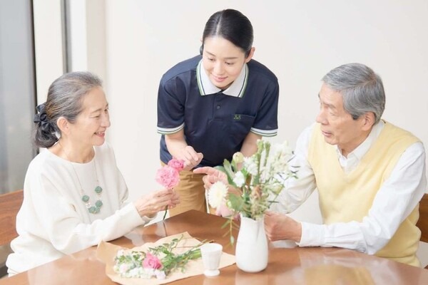 生成系AIでケアプラン作成時間が60分から1分へ短縮！アズパートナーズが介護データを活用したケアプラン自動作成ツールを開発