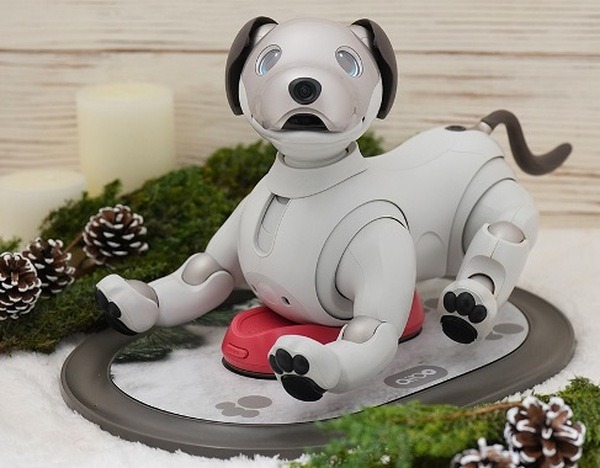 aibo用「チャージステーション」デコカバーに新作『雪の足跡snow柄』登場　ロボユニサイトで発売開始