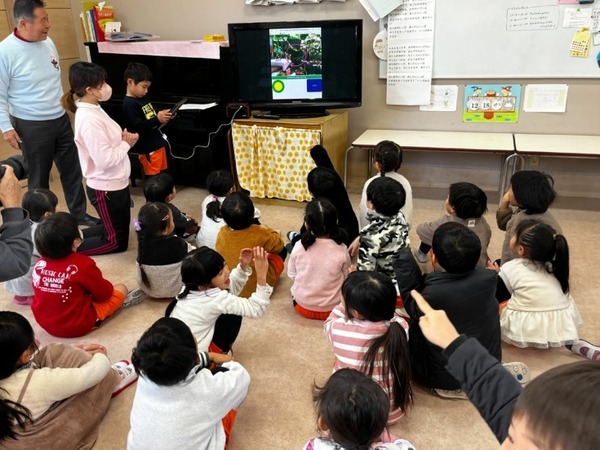 園児たちが遠隔からキュウリの収穫を体験　AGRISTが鹿児島市の幼稚園と約1000キロ先に埼玉県の農場を繋ぐ