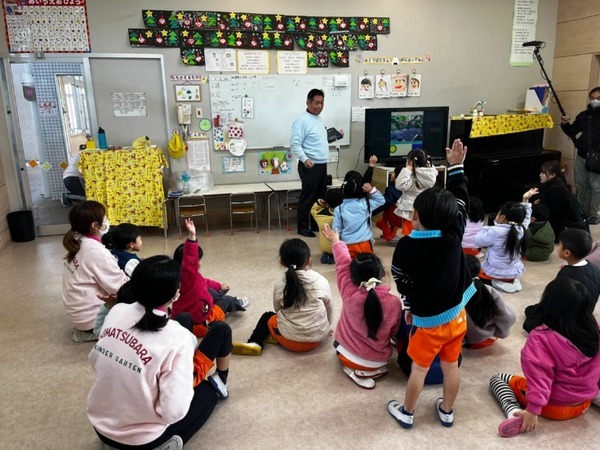 園児たちが遠隔からキュウリの収穫を体験　AGRISTが鹿児島市の幼稚園と約1000キロ先に埼玉県の農場を繋ぐ