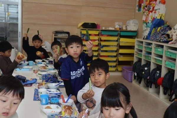 園児たちが遠隔からキュウリの収穫を体験　AGRISTが鹿児島市の幼稚園と約1000キロ先に埼玉県の農場を繋ぐ