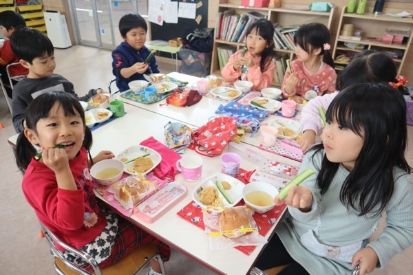 園児たちが遠隔からキュウリの収穫を体験　AGRISTが鹿児島市の幼稚園と約1000キロ先に埼玉県の農場を繋ぐ