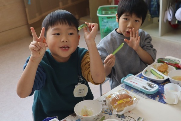園児たちが遠隔からキュウリの収穫を体験　AGRISTが鹿児島市の幼稚園と約1000キロ先に埼玉県の農場を繋ぐ