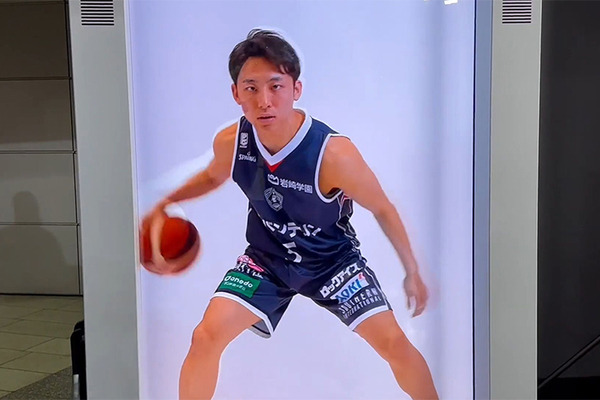 ホログラム風の等身大3D映像を公開！プロバスケの有名選手とツーショット写真が撮れる！高校バスケの全国大会でソフトバンクが展示