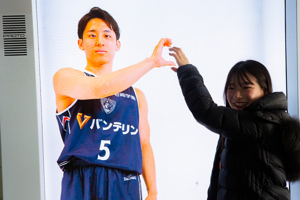ホログラム風の等身大3D映像を公開！プロバスケの有名選手とツーショット写真が撮れる！高校バスケの全国大会でソフトバンクが展示