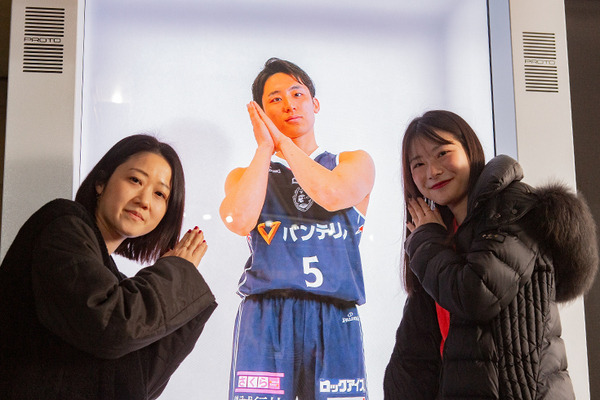 ホログラム風の等身大3D映像を公開！プロバスケの有名選手とツーショット写真が撮れる！高校バスケの全国大会でソフトバンクが展示