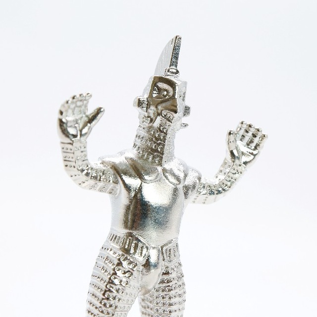 ウルトラセブンとロボット怪獣キングジョー/ウィンダムがモチーフのメタル(金属製)ペーパーウェイトを受注販売　キャラクターベースおきた