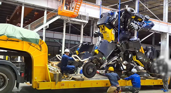 身長4.5m搭乗型ロボット「アーカックス」 ガンダムファクトリー横浜での公式動画を公開　搬入・デモ・夜間走行なども