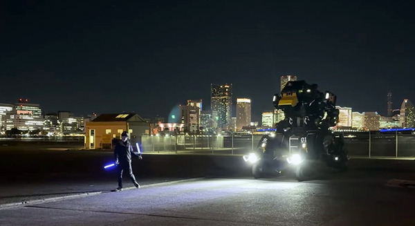 身長4.5m搭乗型ロボット「アーカックス」 ガンダムファクトリー横浜での公式動画を公開　搬入・デモ・夜間走行なども