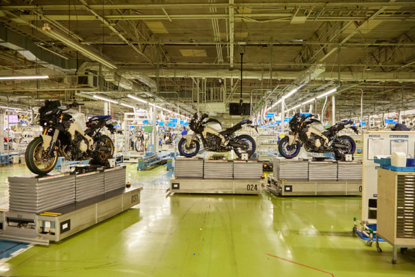 ヤマハ発 独自の生産システム「AGVバイパス方式」とは　コンベア方式からの変革、135台の自動搬送車が工場内を移動