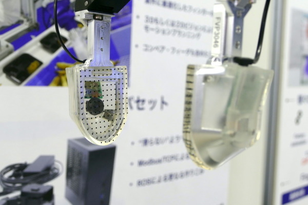 次世代のロボットに必要なものは「感覚を持つ指」か、「アタマ」か
