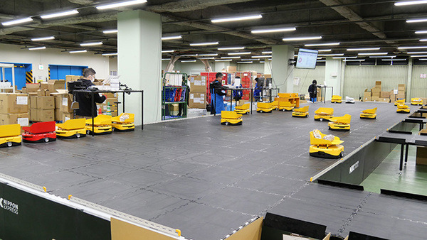 日本通運が都市型倉庫に「t-Sort」を導入　商品を搬送して自動仕分けする小型の無人搬送車(AGV)　プラスオートメーション