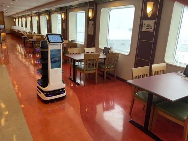 海の上ではたらくロボット　新日本海フェリーの船内レストランで勤務中！